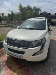 Mahindra XUV500 W10